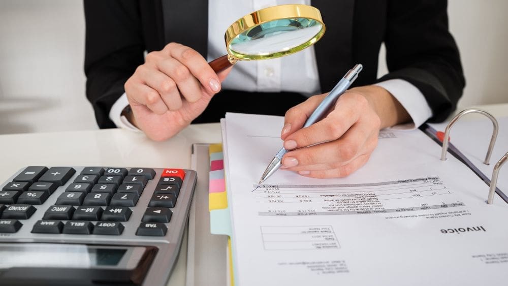Quick Guide to Québec Government Contractor Payment Terms - woman auditing an invoice.